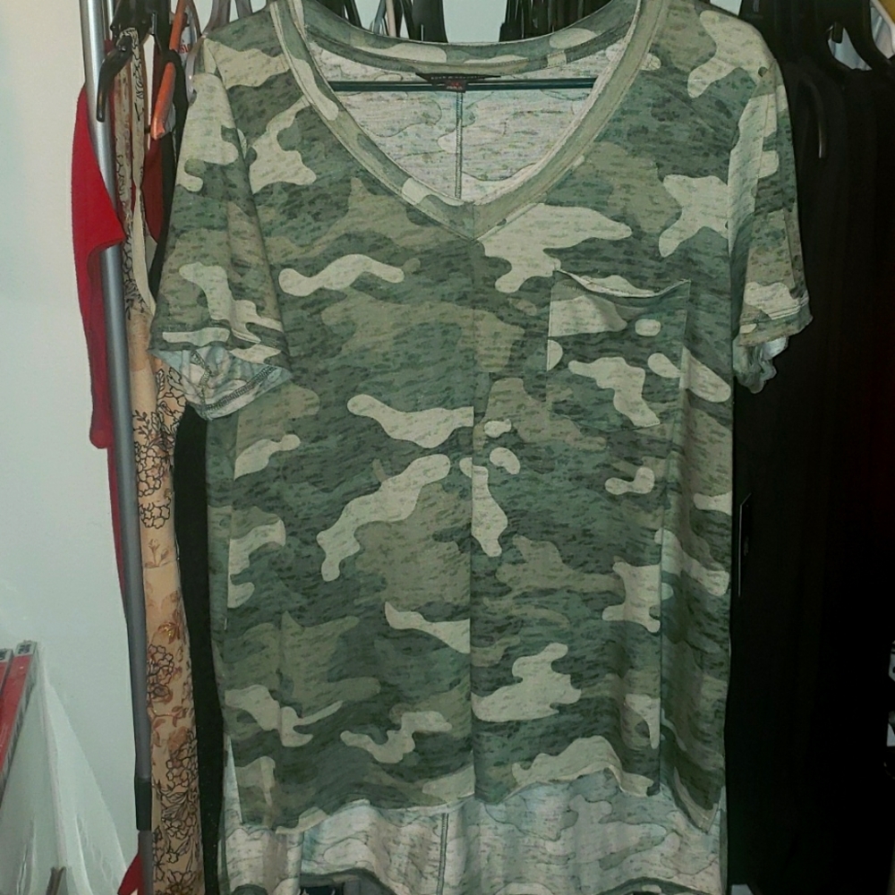 NWOT ROCK & REPUBLIC CAMO V-NECK high-low SIZE XL